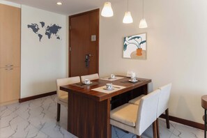 Tomannsrom – panorama, byutsikt | Spiseområde på rommet