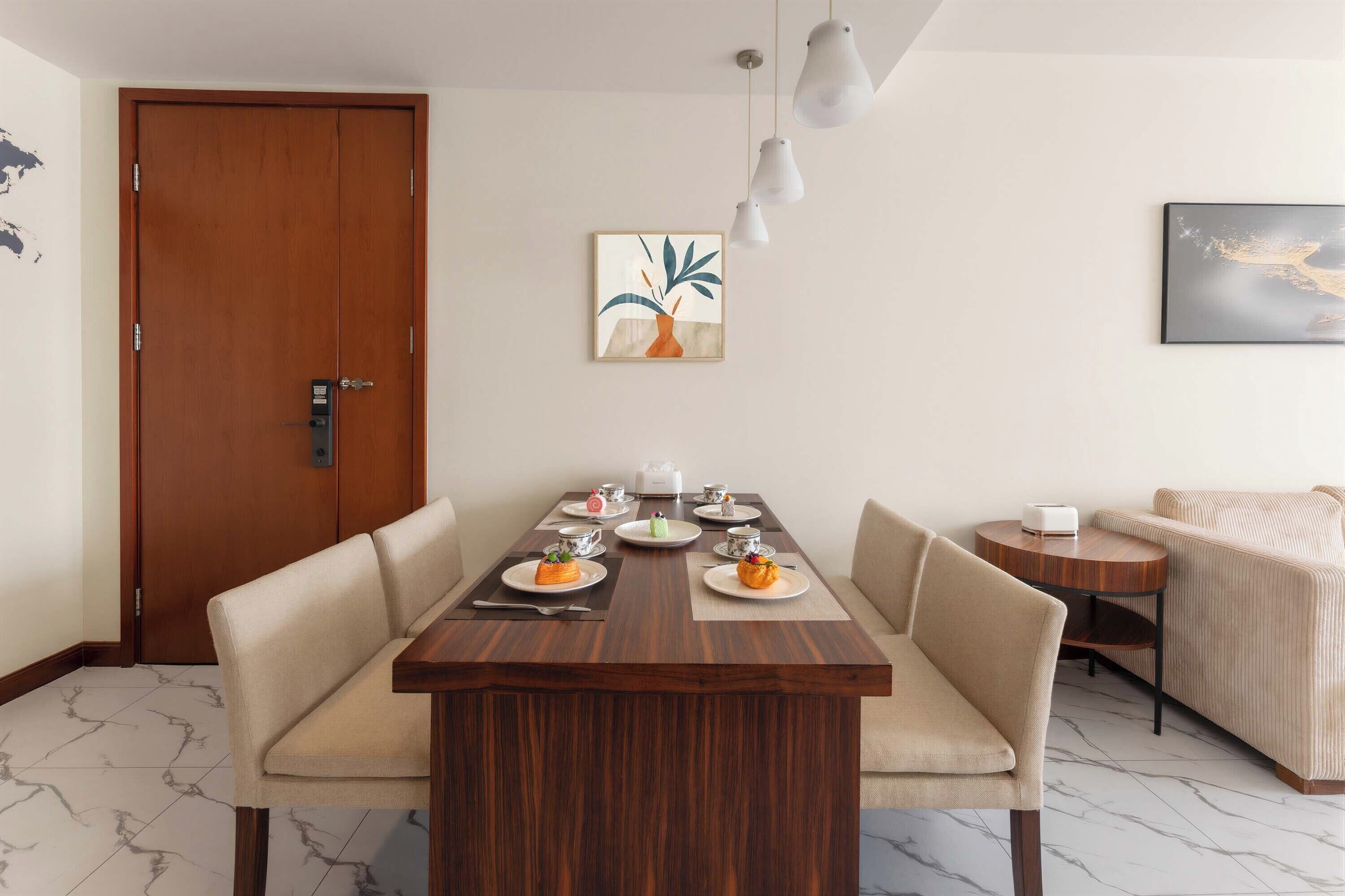 Luxury-Suite, Stadtblick | Essbereich im Zimmer