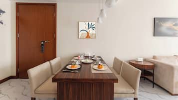 Luxury-Suite, Stadtblick | Essbereich im Zimmer