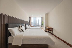 Quarto duplo superluxo, vista para a cidade | Área de estar | TV