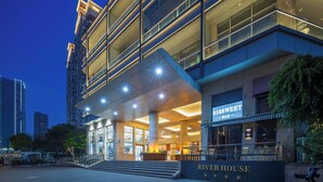 A modern building with a bar named '816SWEET BAR' and a sign for 'RIVERHOUSE.' - Shanghai Bund Suhepan Apartment (Shanghai)