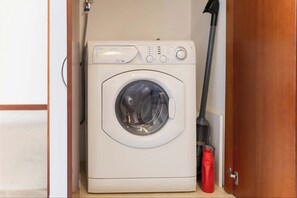 Laundry room - Shanghai Bund Suhepan Apartment (Shanghai)