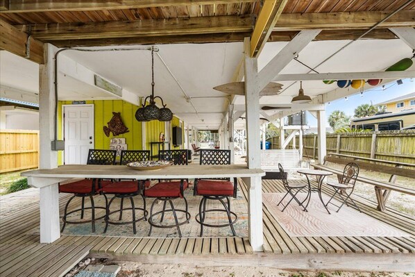 Outdoor dining - Walkable Family Beach Base, Pet Friendly (Gulf Shores)