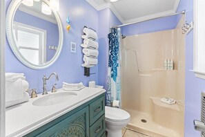 Shower, hair dryer, towels, soap - Walkable Family Beach Base, Pet Friendly (Gulf Shores)