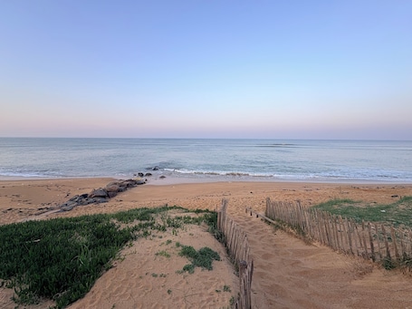 Beach. House in the center of La Cotinière, 2 steps from the port, beach and shops.