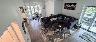 Lovely 2 bed 1 bath home on Creek in mountains w/deck, hot tub 2 King & 1 Queen
