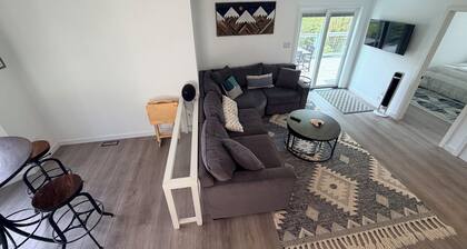 Lovely 2 bed 1 bath home on Creek in mountains w/deck, hot tub 2 King & 1 Queen