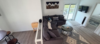 Lovely 2 bed 1 bath home on Creek in mountains w/deck, hot tub 2 King & 1 Queen