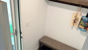 Interior - Lovely 2 bed 1 bath home on  Creek in mountains w/deck, hot tub 2 King & 1 Queen (Silver Plume)