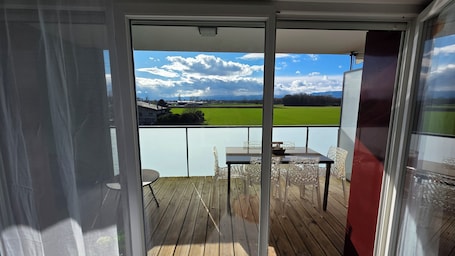 Dining. Facing the Jura, 70m² apartment 10 minutes from Geneva for 1 to 6 people
