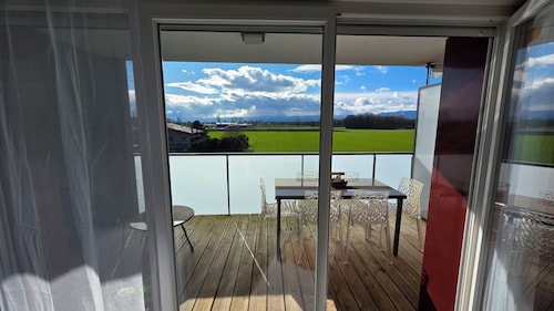 Facing the Jura, 70m² apartment 10 minutes from Geneva for 1 to 6 people