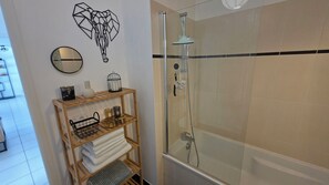 ヘアドライヤー、タオル、石鹸、トイレットペーパー