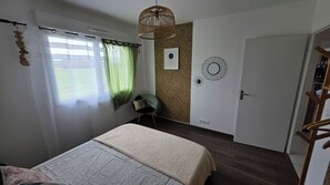 2 dormitorios, tabla de planchar con plancha, cuna de viaje y Internet