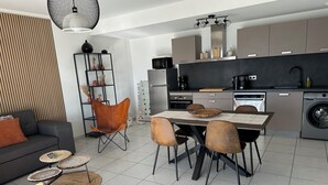 Een moderne keuken met een eethoek, een bank en een salontafel.