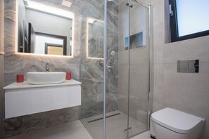 Shower, hair dryer, bidet, towels - Villa Vox - Three bedroom villa in Labin (Labin)