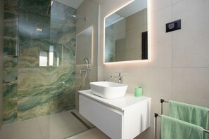 Doccia, asciugacapelli, bidet, asciugamani