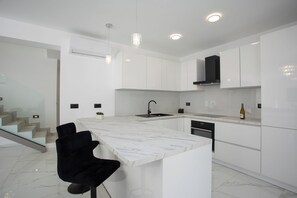 Fridge, microwave, oven, stovetop - Villa Vox - Three bedroom villa in Labin (Labin)