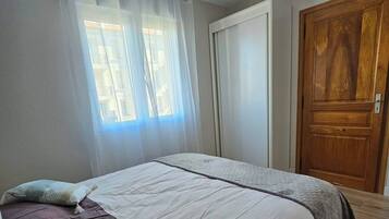 1 bedroom, bed sheets