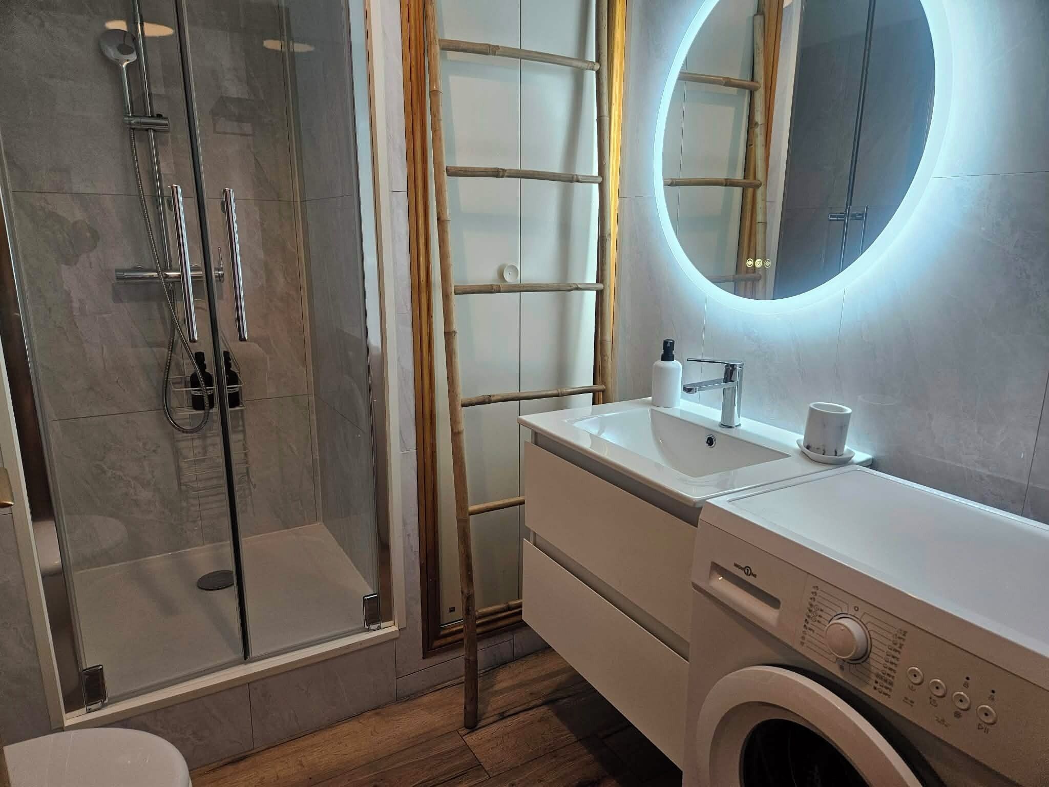 Een douche, een haardroger, handdoeken, zeep