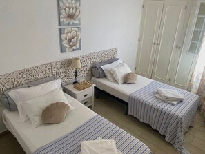 Chambre Confort avec lits jumeaux | Accès au Wi-Fi (inclus)