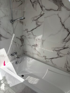 Shower, towels, toilet paper - Le nid du golfe (Crach)