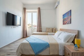 4 camere, una scrivania, ferro/asse da stiro, culla da viaggio