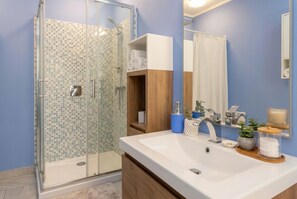 Doccia, asciugacapelli, bidet, asciugamani