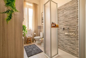 Shower, hair dryer, bidet, towels - ClickSardegna Central Park Penthouse in Alghero with parking for 9 guests (Alghero)