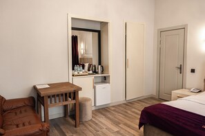 Deluxe-Doppelzimmer, Balkon, Blick auf den Innenhof | Zimmersafe, Verdunkelungsvorhänge, schallisolierte Zimmer