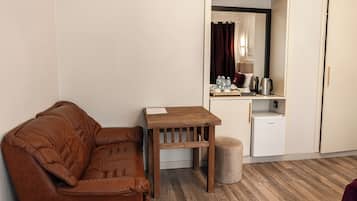 Deluxe-Doppelzimmer, Balkon, Blick auf den Innenhof | Wohnbereich