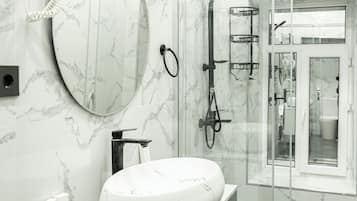 Deluxe-Doppelzimmer, Balkon, Blick auf den Innenhof | Badezimmer