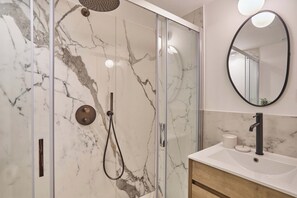 Hair dryer, towels, soap, shampoo - Apartment Rue de Rennes/saint Germain des Pres (Paris)