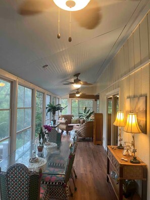 Dining - CLASSY AND COZY 3BR 3BATH HOUSE IN COROLLA. ONE BLOCK TO DIRECT BEACH ACCESS (Corolla)