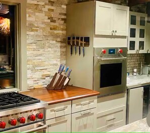 Private kitchen - CLASSY AND COZY 3BR 3BATH HOUSE IN COROLLA. ONE BLOCK TO DIRECT BEACH ACCESS (Corolla)