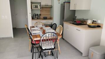 Micro-ondes, four, plaque de cuisson, lave-vaisselle