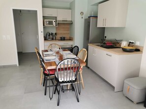 Microwave, oven, stovetop, dishwasher - Attractive 3* gîte just 5 minutes' walk from Le Crotoy beach and beach bar. (Le Crotoy)