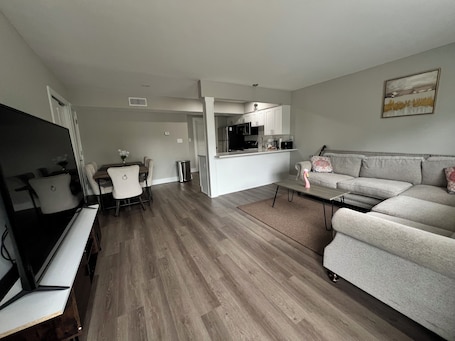 Living area. Cozy 1-bedroom apartment in beautiful Virginia Beach with AC
