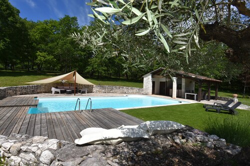 Une bergerie pour deux avec piscine, dans les bois