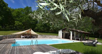 Une bergerie pour deux avec piscine, dans les bois
