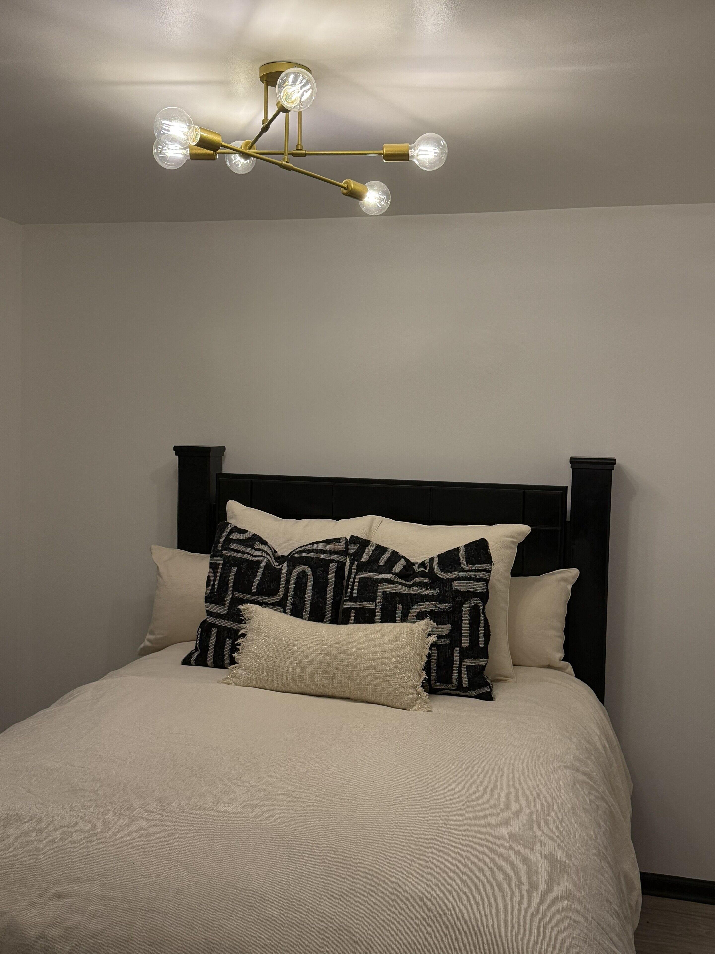 Tabla de planchar con plancha, wifi gratis, ropa de cama