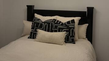 Tabla de planchar con plancha, wifi gratis, ropa de cama