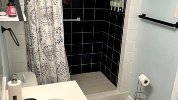 Cabin, Multiple Beds, Patio, Mountain View (Vista Ridge at Alpine) | Bathroom | Towels