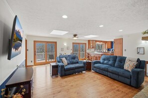 Cabin, Multiple Beds, Patio, Mountain View (Vista Ridge at Alpine) | Living area