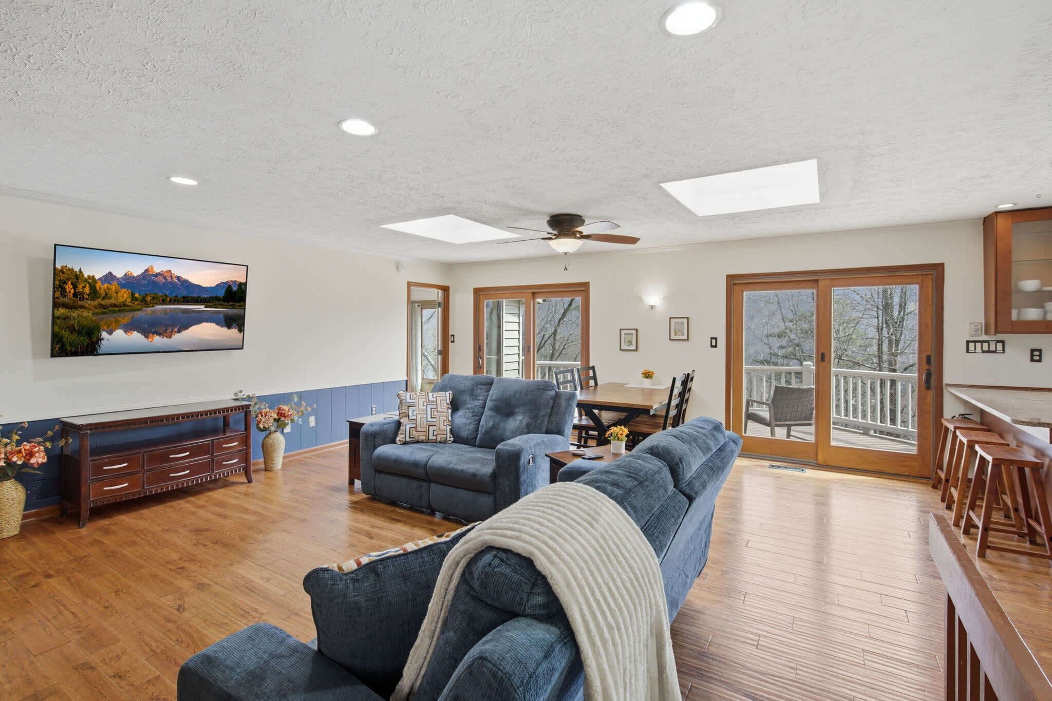 Cabin, Multiple Beds, Patio, Mountain View (Vista Ridge at Alpine) | Living area