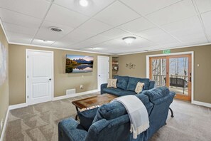 Cabin, Multiple Beds, Patio, Mountain View (Vista Ridge at Alpine) | Living area