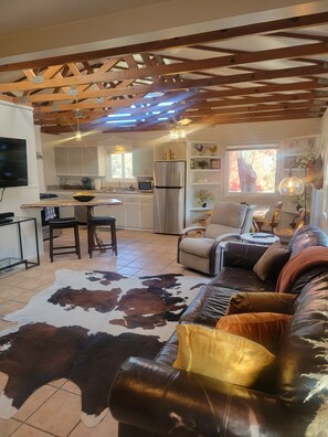 TV, fireplace - Gorgeous 3-bedroom cabin with AC in charming Ruidoso (Ruidoso)