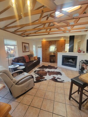 TV, fireplace - Gorgeous 3-bedroom cabin with AC in charming Ruidoso (Ruidoso)