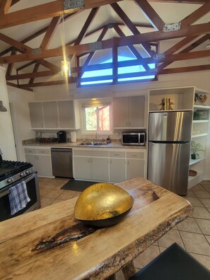 Microwave, oven, stovetop, dishwasher - Gorgeous 3-bedroom cabin with AC in charming Ruidoso (Ruidoso)
