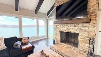House, Multiple Beds, Patio (Wide Sky Chateau) | Living area