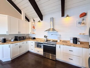 Casa, letti multipli, patio (Wide Sky Chateau) | Cucina privata